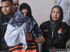 Comissão de Erradicação da Corrupção afirma que a regente de Pekalongan, Fadia Arafiq, assistida por seu filho, interveio chefe de departamento Comissão de Erradicação da Corrupção afirma que a regente de Pekalongan, Fadia Arafiq, assistida por seu filho, interveio chefe de departamento