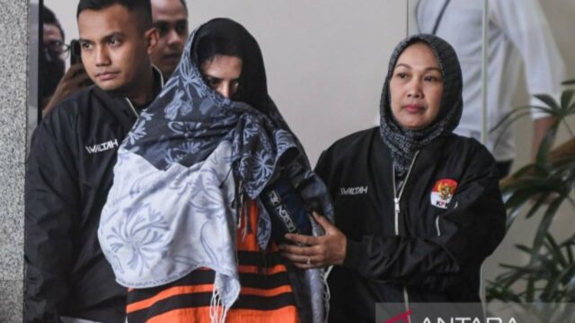Comissão de Erradicação da Corrupção afirma que a regente de Pekalongan, Fadia Arafiq, assistida por seu filho, interveio chefe de departamento
