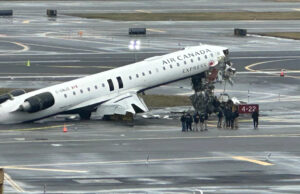 Comissário de bordo encontrado vivo amarrado ao assento que caiu no chão do avião em acidente mortal em Nova York Yahoo news home