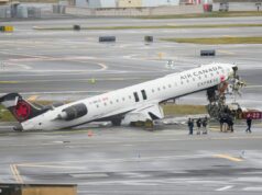 Comissário de bordo jogado e ainda preso no assento sobrevive ao acidente do LaGuardia Comissário de bordo jogado e ainda preso no assento sobrevive ao acidente do LaGuardia