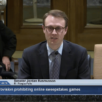 Comitê do Senado de Minnesota avança projeto de proibição de sorteios de cassinos para o estado judiciário. O senador de Minnesota, Jordan Rasmusson, fala durante audiência do comitê sobre o projeto de lei SF 4474 para proibir jogos de cassino online em Minnesota