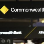 O logotipo do Commonwealth Bank fora de uma agência.