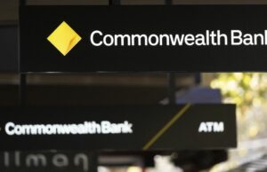 Commonwealth Bank aumenta as taxas residenciais pela segunda vez este mês O logotipo do Commonwealth Bank fora de uma agência.