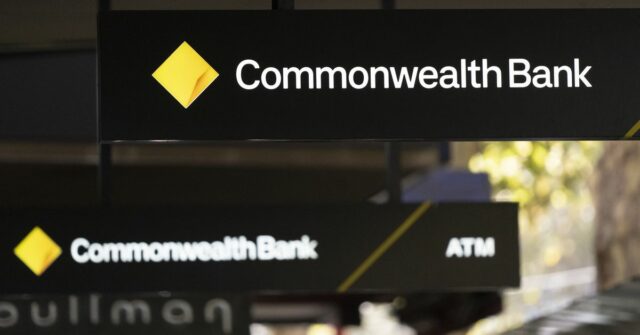 O logotipo do Commonwealth Bank fora de uma agência.