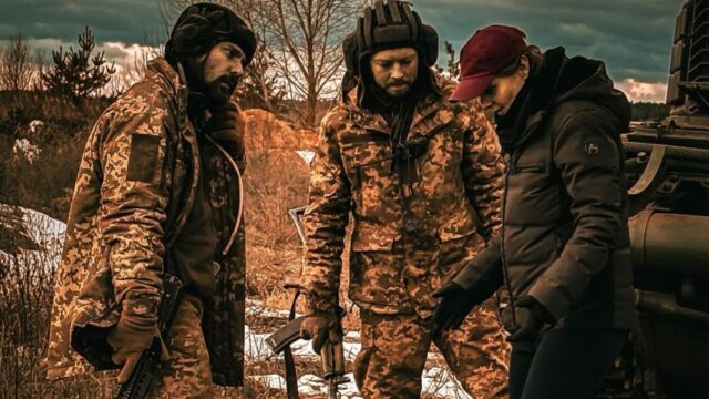 Como Caroline Fourest filmou seu próximo filme, 'Broken Truth' na Ucrânia devastada pela guerra, com Tomer Sisley ao lado do elenco e da equipe locais (EXCLUSIVO)

