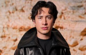 Como Hudson Williams conseguiu uma pele ‘fresca, hidratada e brilhante’ no desfile da Balenciaga – basicamente sem dormir Produto de cuidado da pele IS Clinical Daily Dynamic Hydrator.