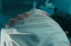 Como ‘The Beauty’ construiu sua estética de terror corporal usando 200 galões de silicone e baldes de gosma Como 'The Beauty' construiu sua estética de terror corporal usando 200 galões de silicone e baldes de gosma