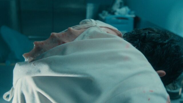 Como 'The Beauty' construiu sua estética de terror corporal usando 200 galões de silicone e baldes de gosma
