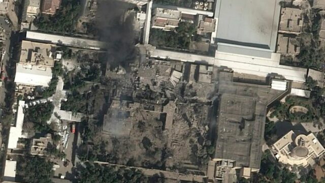 Como a CIA identificou – e condenou – uma reunião Uma imagem de satélite mostra graves danos ao complexo do aiatolá Ali Khamenei em Teerã.