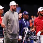 TGL apresentado pela partida de golfe SoFi, Boston versus Bay, com um jogador de golfe balançando em um campo coberto em frente a uma tela grande exibindo os detalhes do jogo e um cenário digital de uma ponte em ruínas.