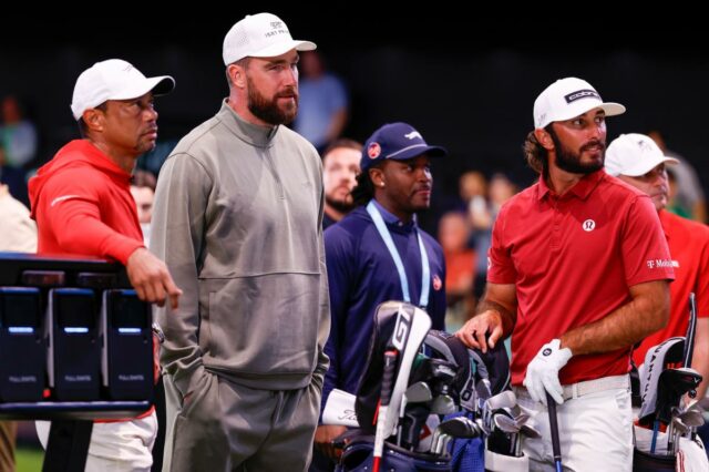 TGL apresentado pela partida de golfe SoFi, Boston versus Bay, com um jogador de golfe balançando em um campo coberto em frente a uma tela grande exibindo os detalhes do jogo e um cenário digital de uma ponte em ruínas.