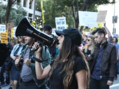 Como a diáspora iraniana de Los Angeles está a enfrentar a guerra dos EUA contra o Irão Como a diáspora iraniana de Los Angeles está a enfrentar a guerra dos EUA contra o Irão