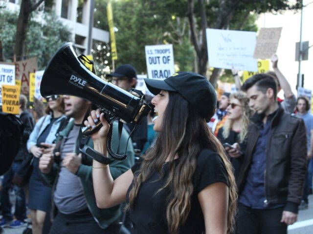 Como a diáspora iraniana de Los Angeles está a enfrentar a guerra dos EUA contra o Irão
