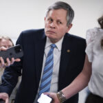 O deputado Tony Gonzales, R-Texas, fala durante uma entrevista coletiva sobre melhorias na segurança escolar no North East Independent School District em frente ao novo Wilshire Safety Training Center na sexta-feira, 6 de fevereiro de 2026. (Blaine Young/The San Antonio Express-News via AP)