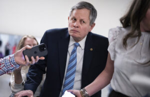 Como a enxurrada de republicanos que se aposentam sinaliza uma crescente onda azul O deputado Tony Gonzales, R-Texas, fala durante uma entrevista coletiva sobre melhorias na segurança escolar no North East Independent School District em frente ao novo Wilshire Safety Training Center na sexta-feira, 6 de fevereiro de 2026. (Blaine Young/The San Antonio Express-News via AP)