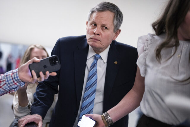 O deputado Tony Gonzales, R-Texas, fala durante uma entrevista coletiva sobre melhorias na segurança escolar no North East Independent School District em frente ao novo Wilshire Safety Training Center na sexta-feira, 6 de fevereiro de 2026. (Blaine Young/The San Antonio Express-News via AP)