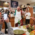 O açougueiro Dario Ceccini, da Itália, recebe os hóspedes em um evento privado...