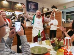 Como as redes sociais mataram as estrelas dos festivais gastronômicos. E criou outros O açougueiro Dario Ceccini, da Itália, recebe os hóspedes em um evento privado...
