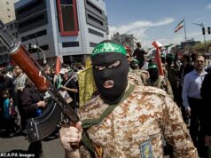 Como o Irã AINDA está reagindo? Usando uma Defesa Mosaica, aprenderam com a queda de Saddam: DAVID PATRIKARAKOS Iranianos assistem ao cortejo fúnebre de sete membros do Corpo da Guarda Revolucionária Islâmica mortos em um ataque na Síria