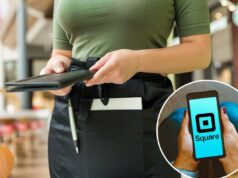 Como o Square e outros aplicativos de pagamento promovem uma polêmica política de gorjetas para os clientes Ilustração de uma pessoa segurando um smartphone exibindo o logotipo Square.