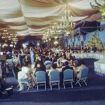 O Xá e a Rainha Farah cumprimentam os convidados em sua festa em Persépolis em 1971.
