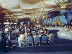 Como o partido mais extravagante do mundo colocou o Irão no caminho da ruína O Xá e a Rainha Farah cumprimentam os convidados em sua festa em Persépolis em 1971.