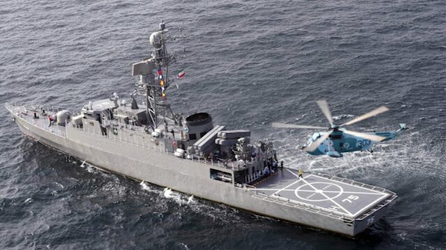 Os restos fumegantes do maior navio de guerra do Irã foram revelados em imagens de satélite do início desta semana. 