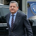 Ted Sarandos, CEO da Netflix, de terno e gravata, chegando à Casa Branca.