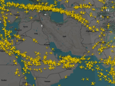 Como os aviões ainda voam pelo Oriente Médio? MANCHESTER, REINO UNIDO - 07 DE AGOSTO DE 2015: Pintura de cauda do Airbus A330 da Qatar Airways no Aeroporto de Manchester em 07 de agosto de 2015.