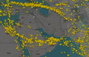 Como os aviões ainda voam pelo Oriente Médio? MANCHESTER, REINO UNIDO - 07 DE AGOSTO DE 2015: Pintura de cauda do Airbus A330 da Qatar Airways no Aeroporto de Manchester em 07 de agosto de 2015.