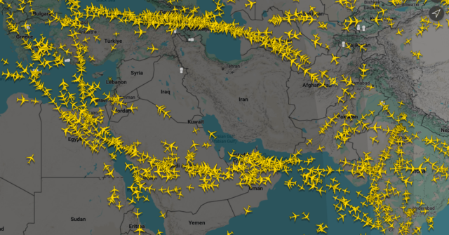 Como os aviões ainda voam pelo Oriente Médio? MANCHESTER, REINO UNIDO - 07 DE AGOSTO DE 2015: Pintura de cauda do Airbus A330 da Qatar Airways no Aeroporto de Manchester em 07 de agosto de 2015.