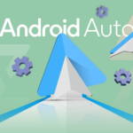 Logotipo do Android Auto exibido entre chaves vermelhas.