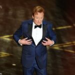 O comediante fez o comentário ao fazer seu monólogo de abertura na noite de domingo no evento repleto de estrelas