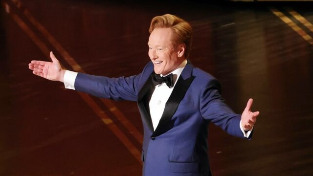 Conan O'Brien inicia o Oscar ao assar a controvérsia do balé e da ópera de Timothée Chalamet enquanto a câmera corta para a estrela de 'Marty Supreme' rindo
