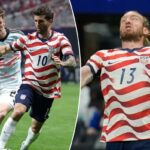 Christian Pulisic, dos Estados Unidos, dribla a bola de futebol enquanto Alexis Saelemaekers, da Bélgica, o defende.