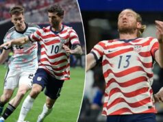 Conflito entre cores da camisa USMNT e Bélgica desperta fúria de jogadores e torcedores: ‘Realmente inaceitável’ Christian Pulisic, dos Estados Unidos, dribla a bola de futebol enquanto Alexis Saelemaekers, da Bélgica, o defende.