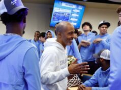 Conheça LIU: escalação, jogador a ser observado, números importantes que entram no March Madness O técnico principal de basquete masculino da LIU, Rod Strickland, parabeniza os jogadores após serem selecionados para jogar contra o Arizona no torneio de basquete masculino da NCAA.