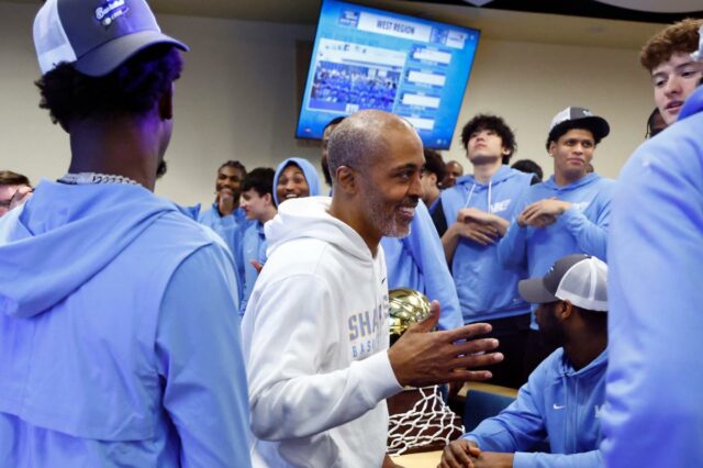 O técnico principal de basquete masculino da LIU, Rod Strickland, parabeniza os jogadores após serem selecionados para jogar contra o Arizona no torneio de basquete masculino da NCAA.
