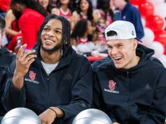 Conheça St. John’s: escalação, jogador a ser observado, números importantes que entram no March Madness O atacante Zuby Ejiofor do St. John's Red Storm e o guarda Dylan Darling assistem ao show de seleção do torneio de basquete masculino da NCAA.
