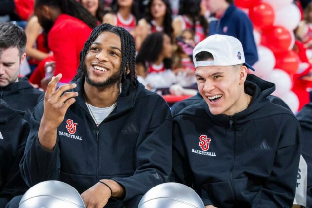 O atacante Zuby Ejiofor do St. John's Red Storm e o guarda Dylan Darling assistem ao show de seleção do torneio de basquete masculino da NCAA.