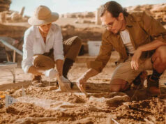 Conheça o estranho dinossauro recém-descoberto que já governou os rios do Saara Ilustração do Spinosaurus em um penhasco em frente à lua cheia