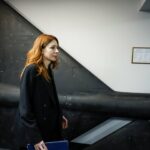 Bombeiros ajudam uma mulher local a evacuar um prédio residencial destruído por um ataque de drone russo, que as autoridades locais consideram ser veículos aéreos não tripulados (UAVs) Shahed-136 de fabricação iraniana, em meio ao ataque da Rússia à Ucrânia, em Kiev, Ucrânia, 17 de outubro de 2022. REUTERS/Vladyslav Musiienko