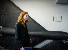 ‘Conhecemos Shaheds’: Ucrânia apregoa experiência em drones na guerra EUA-Israel com o Irã Bombeiros ajudam uma mulher local a evacuar um prédio residencial destruído por um ataque de drone russo, que as autoridades locais consideram ser veículos aéreos não tripulados (UAVs) Shahed-136 de fabricação iraniana, em meio ao ataque da Rússia à Ucrânia, em Kiev, Ucrânia, 17 de outubro de 2022. REUTERS/Vladyslav Musiienko