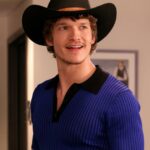 Connor Storrie apresenta 'SNL' com ajuda de jogadores olímpicos de hóquei e Hudson Williams