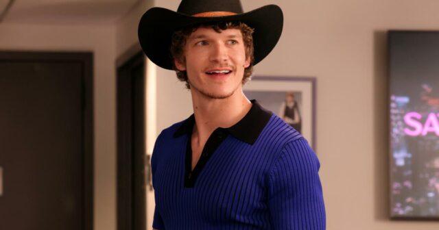 Connor Storrie apresenta 'SNL' com ajuda de jogadores olímpicos de hóquei e Hudson Williams
