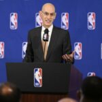 O comissário da NBA fala com a mídia após a reunião do conselho de governadores da liga em 25 de março de 2026.