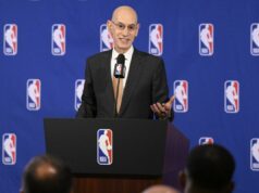 Conselho de governadores da NBA por unanimidade ao colocar ‘ponto final’ no tank: Adam Silver O comissário da NBA fala com a mídia após a reunião do conselho de governadores da liga em 25 de março de 2026.