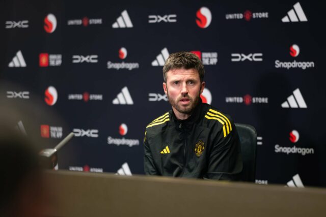 'Continuaremos pressionando' - Michael Carrick se recusa a descartar a acusação de título da Premier League

