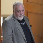 O apresentador de rádio Kyle Sandilands sai de casa em Vaucluse, 17 de março de 2026. Foto Jessica Hromas