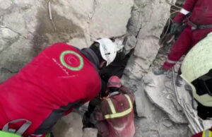 Corpo recuperado dos escombros em Teerã Corpo recuperado dos escombros em Teerã